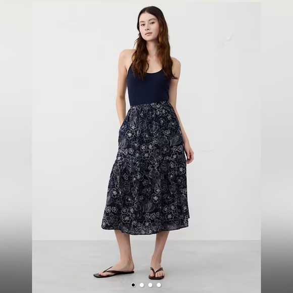 Banana Republic Factory Floral Tier Navy Skirt, size small - Picture 1 of 4
